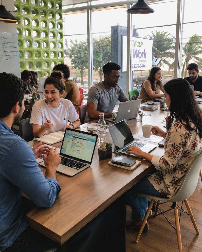 Pessoas trabalhando em um espaço de coworking